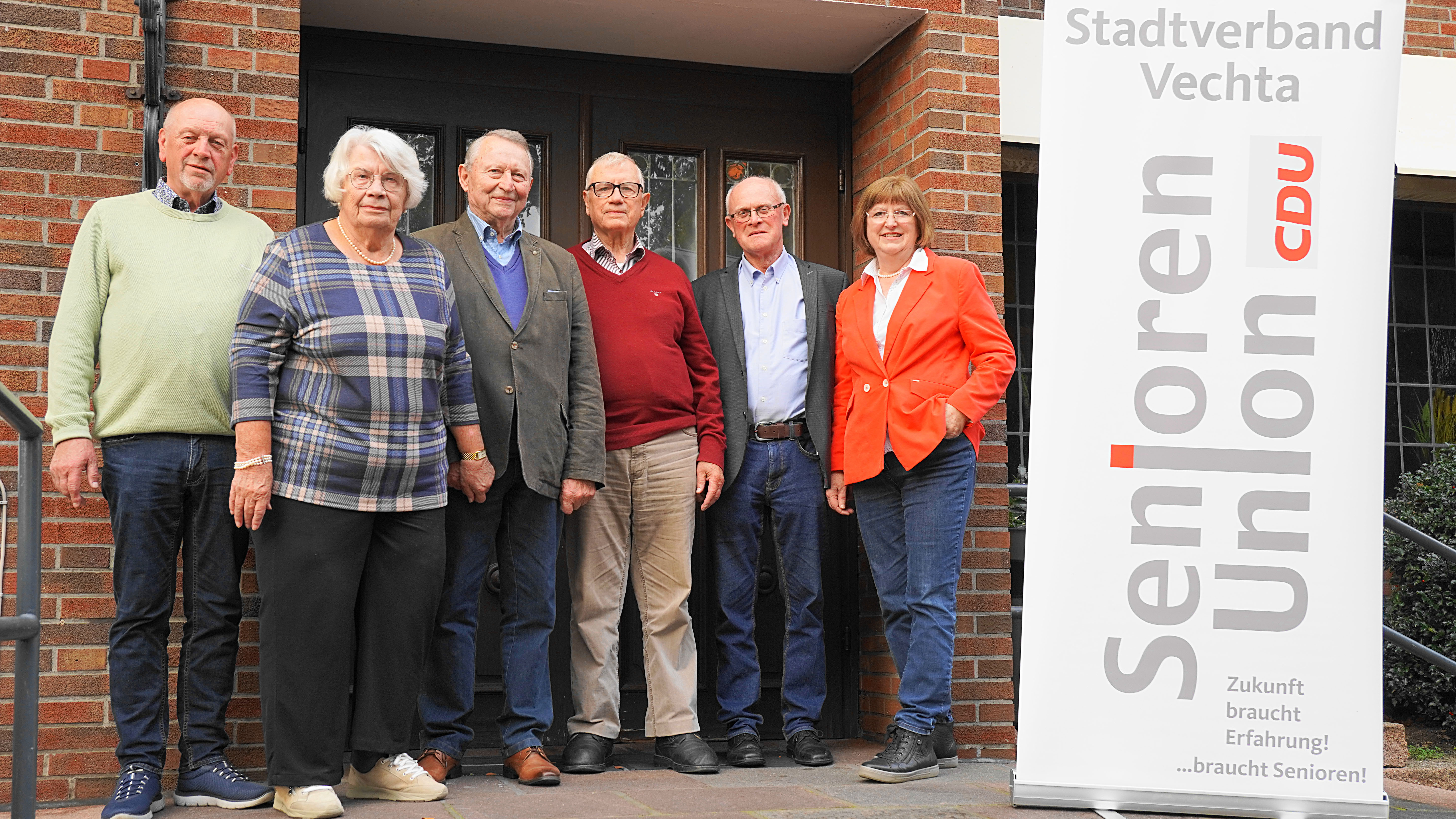 v. links: 1. Vorsitzender Josef Müller, Beisitzerin Ingelore Meistermann, Beisitzer Franz Benediek, 2. Vorsitzender Günter Meyer, Schatzmeister Bernard Taske, Schriftführerin Christa Lamping.