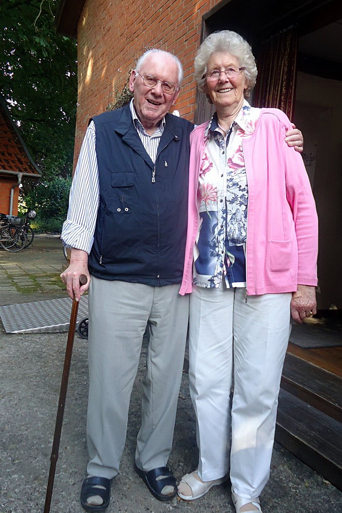 2. Die fotogene Gastgeberin, Angela Uptmoor, trifft ihren alten Bekannten Max Meurer, den ehemaligen Stoppelmarkt-Verantwortlichen der Stadt Vechta. 