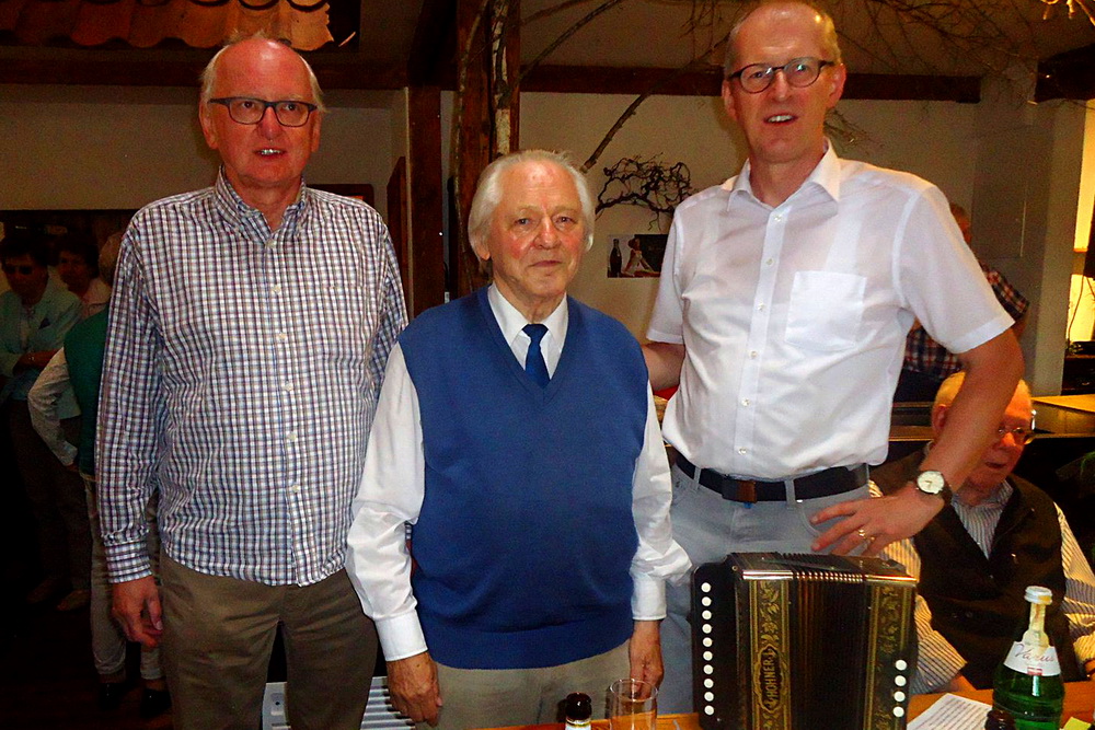 9. Zwei Gäste mit dem Vorsitzenden in der Mitte: Norbert, Helmut, Klaus