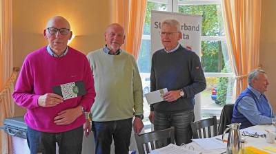 Schatzmeister Gottfried Grieshop (links) und Beisitzer Otto Rauert
(rechts) werden vom 1. Vorsitzenden Josef Mller mit groen Dank fr
ihren langjhrigen Einsatz im Vorstand  mit Essensgutscheinen verabschiedet.
