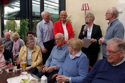 hinten v. links: Hans Hoymann, Heinz Brer, Heidi Exner, Christian Behnen fr seinen Vater Joseph Behnen.
