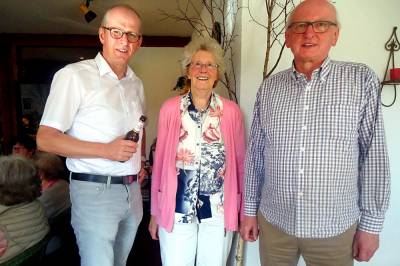 4. Angela, 89, lsst sich gern auch mit jungen Mnnern ablichten.