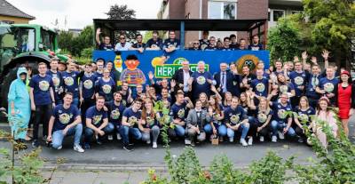 Ein wunderbarer Umzug mit der JU bei der Stoppelmarktserffnung. Ich stehe oben auf dem Wagen, mit Sonnenbrille (weil ich wegen meines kaputten Knies nicht laufen kann). Ich habe Unmengen an Sigkeiten in die Menge geworfen
