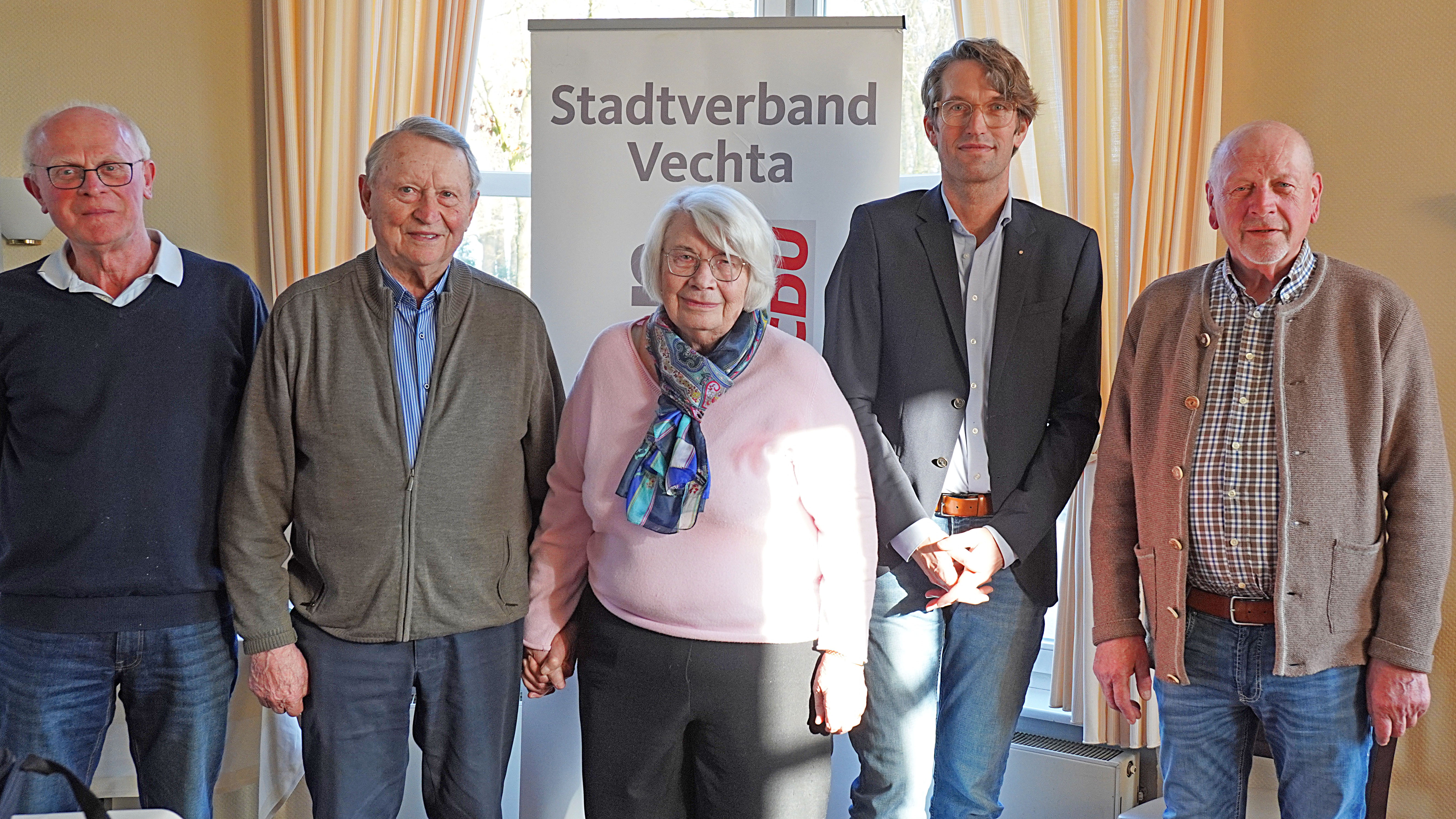 v. links: Bernard Taske, Franz Benediek, Ingelore Meistermann (Mutter von Dr. Meistermann), Referent Dr. Ulrich Meistermann, Vorsitzender Josef M�ller.