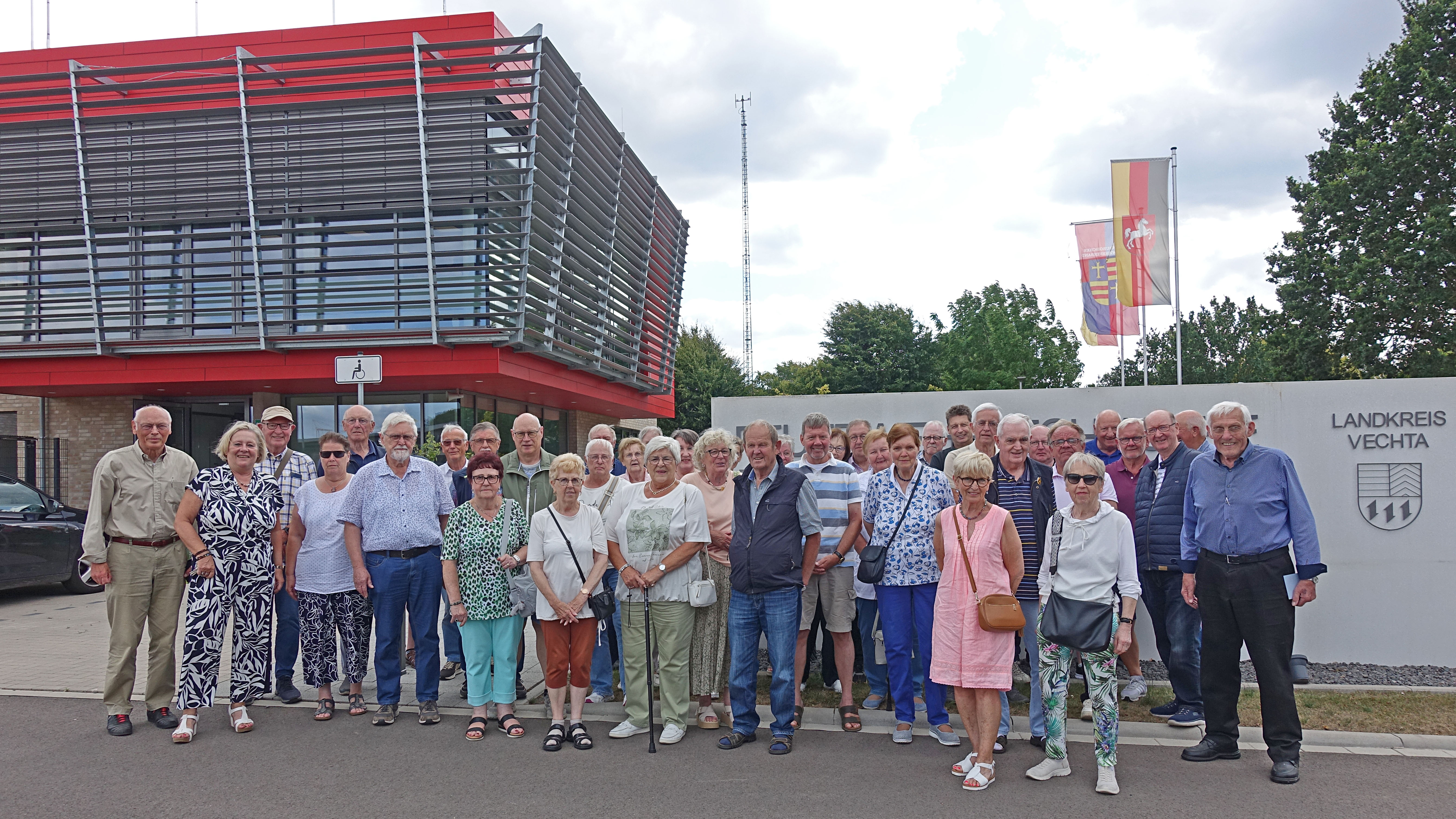 Vor der Einsatzleitstelle in Vechta